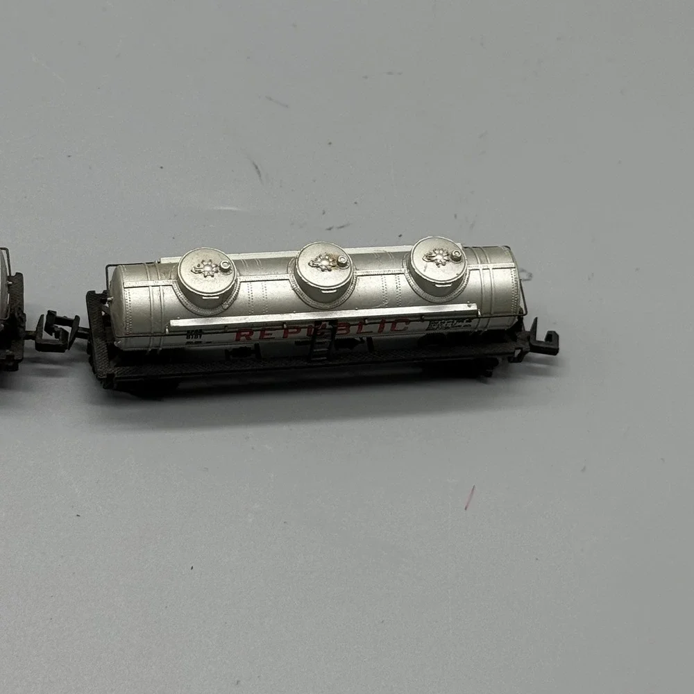 Lot of 2 Bachmann Republic 8181 3-Dome Tank Cars N Scale Vintage Freight Cars